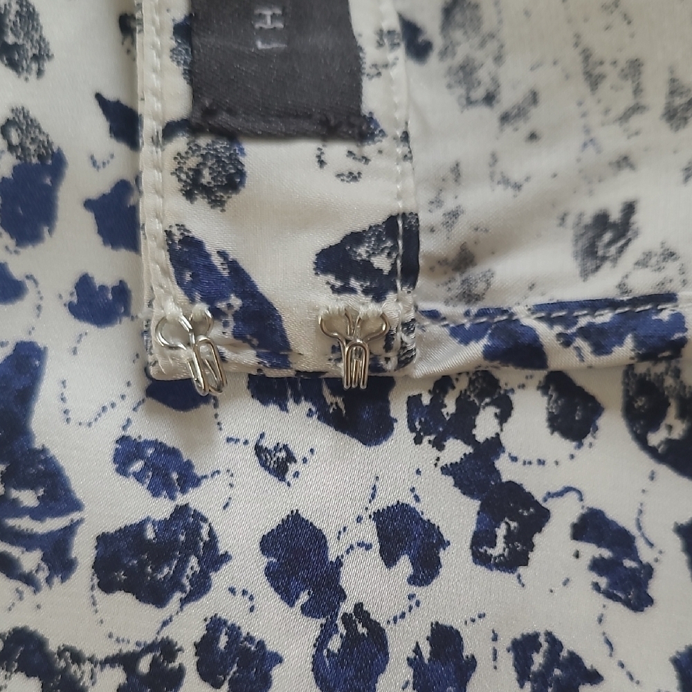 The Limited White, Blue, and Black Animal Print Short Sleeve Blouse - Size 0X - Picture 5 of 8